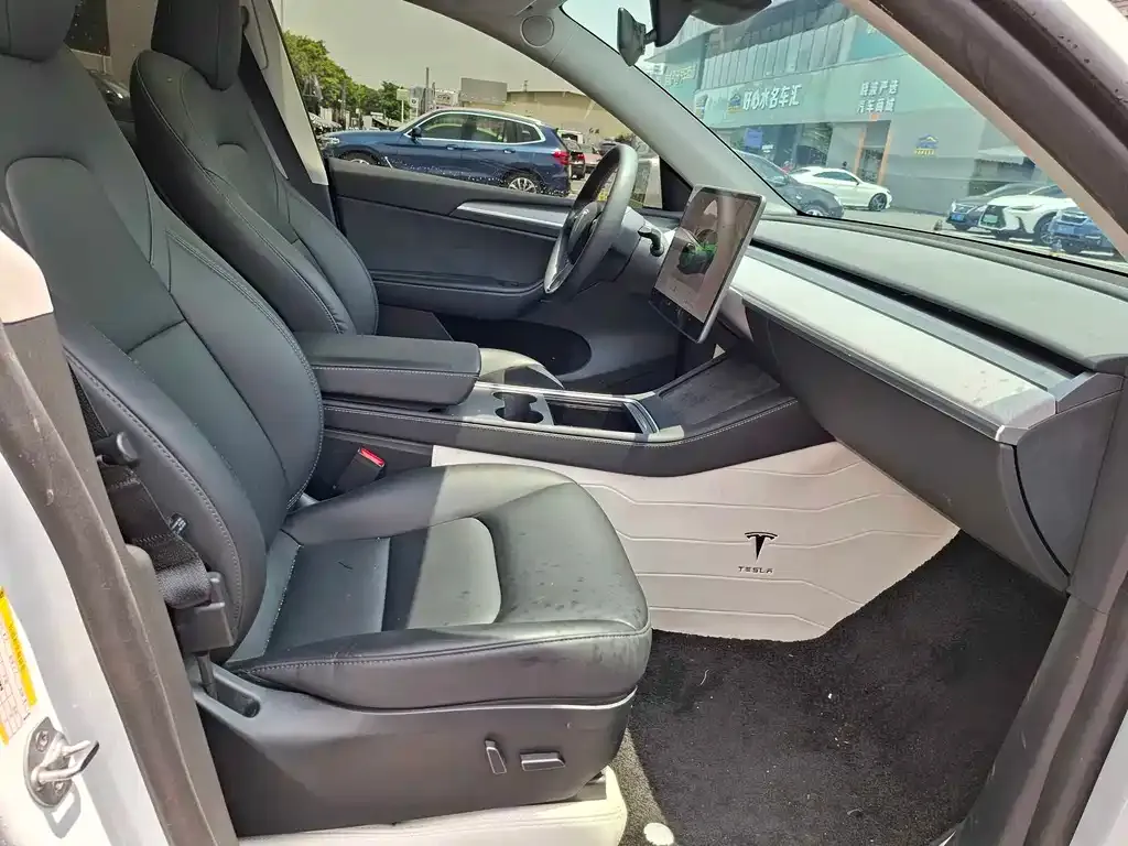 Tesla Model Y — фото 8