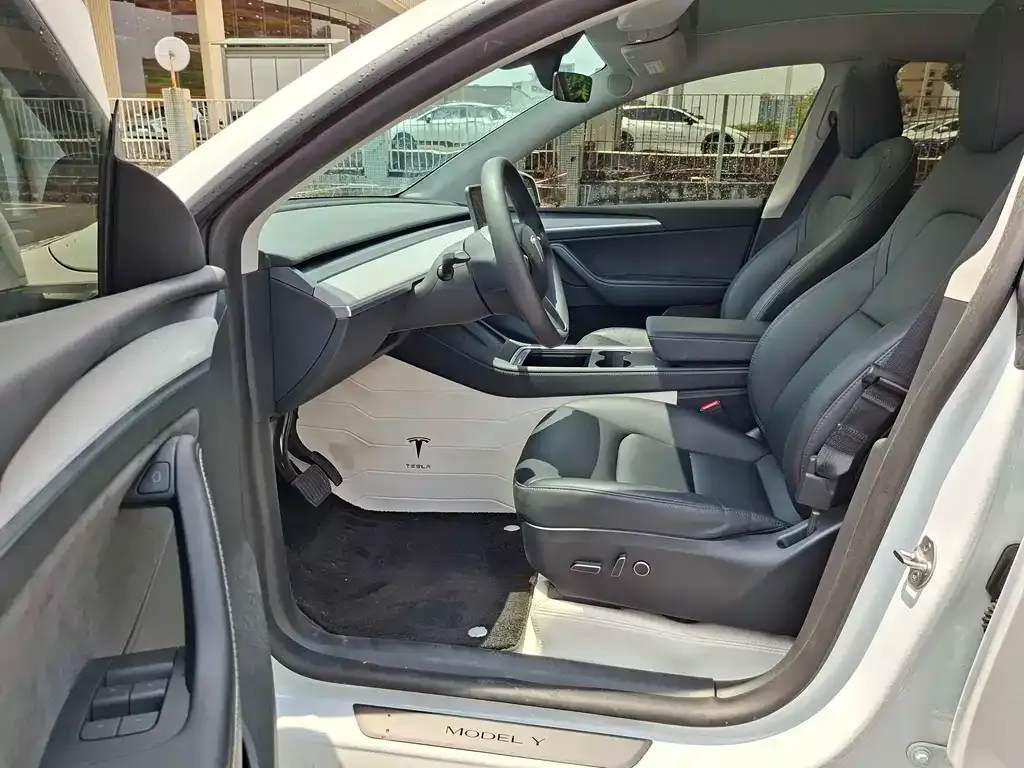 Tesla Model Y — фото 9