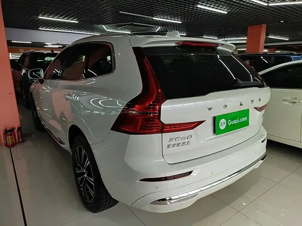 Volvo XC60 — фото 10