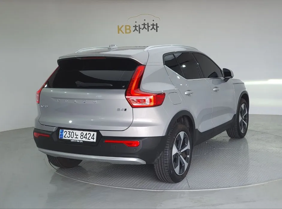 Volvo XC40 — фото 9