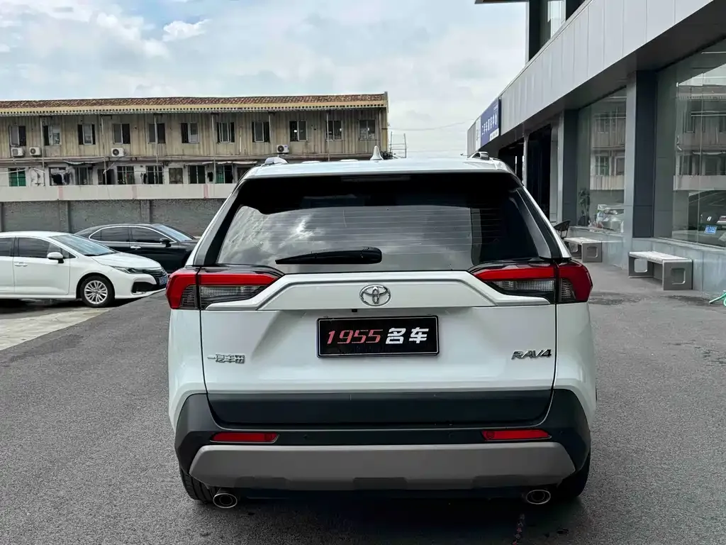 Toyota RAV4 — фото 3