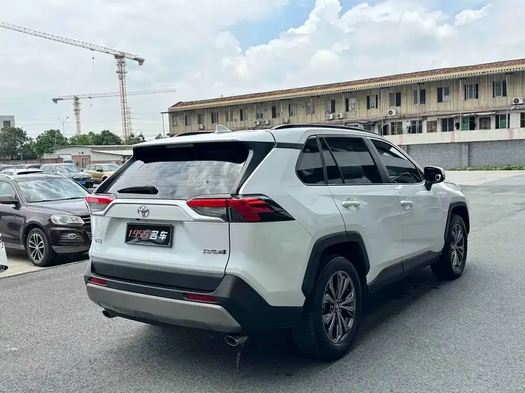Toyota RAV4 — фото 6