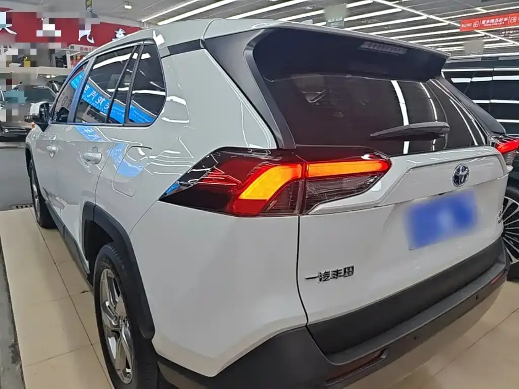 Toyota RAV4 — фото 9