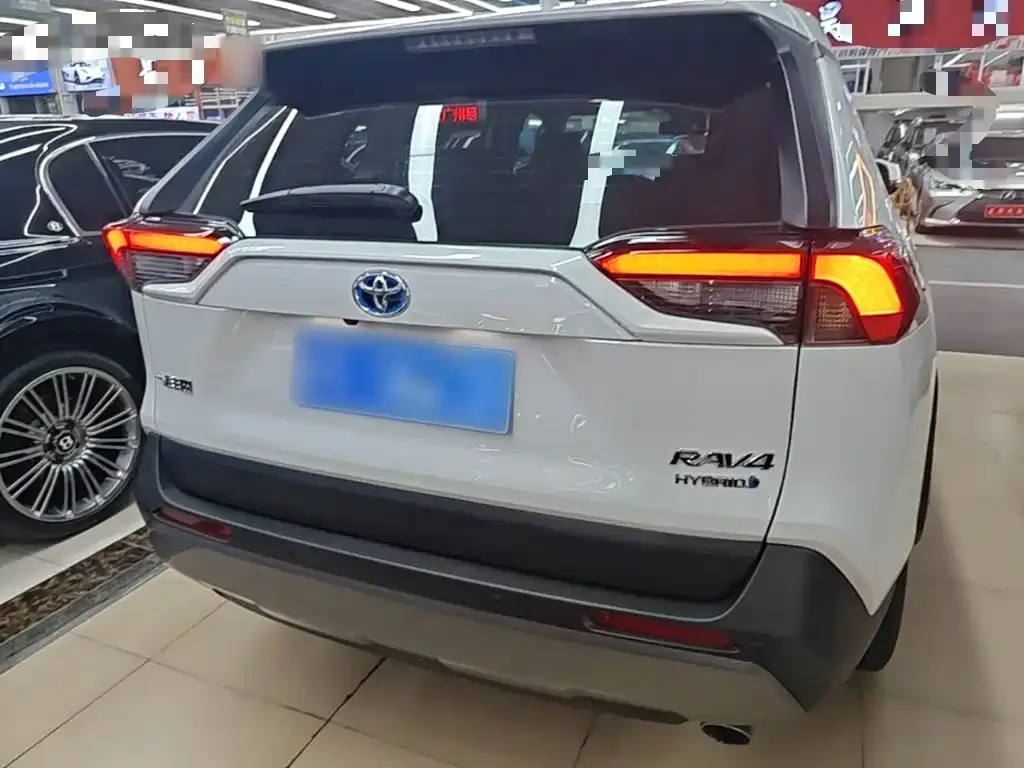 Toyota RAV4 — фото 8