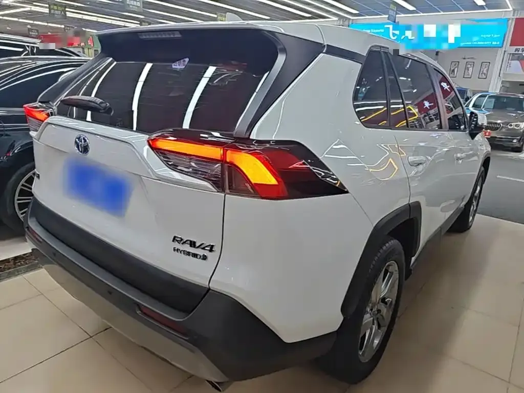 Toyota RAV4 — фото 7