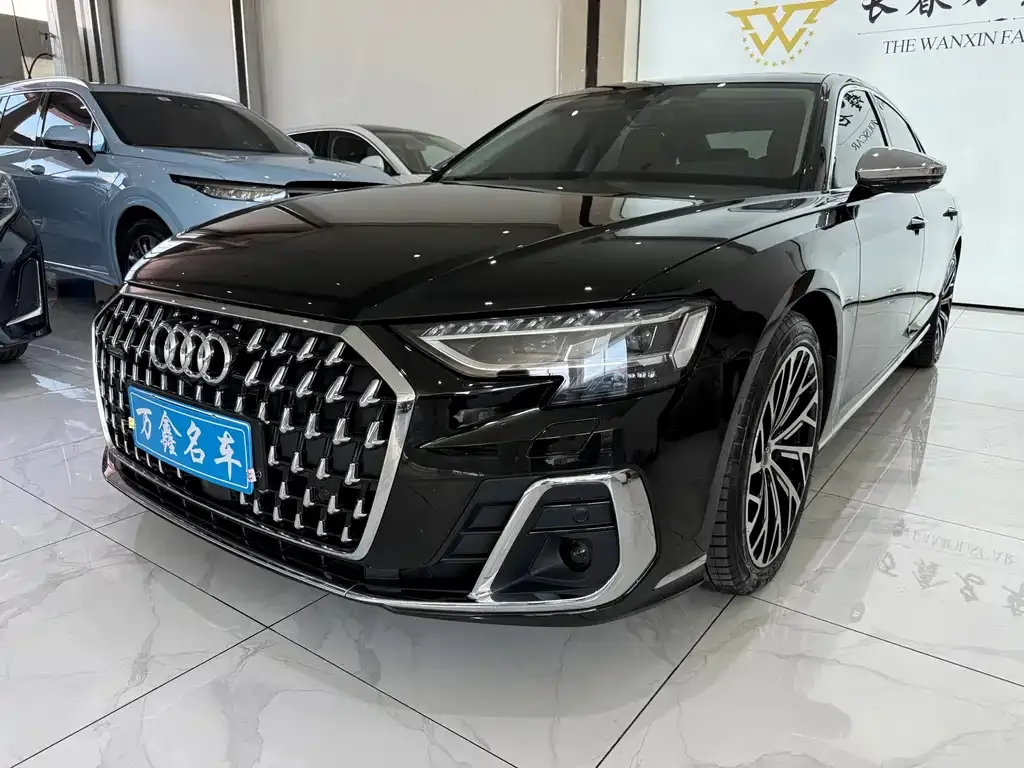 Audi A8 — фото 1