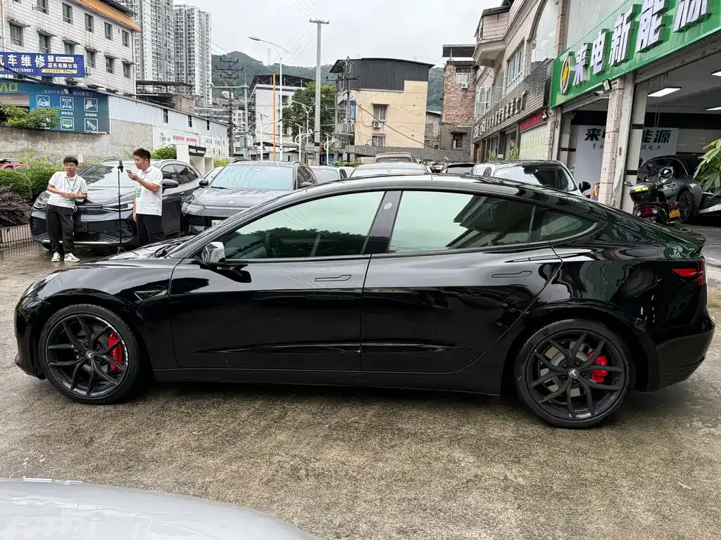 Tesla Model 3 — фото 4