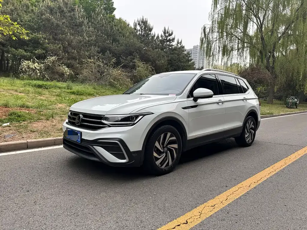 Volkswagen Tiguan L — фото 1