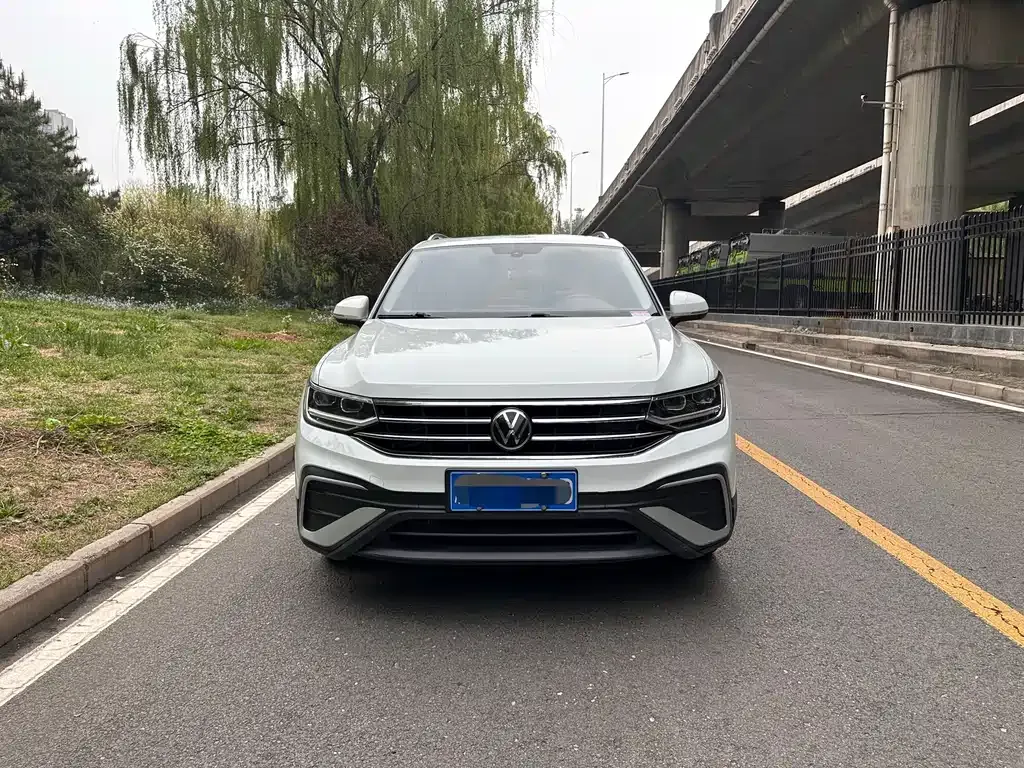 Volkswagen Tiguan L — фото 10
