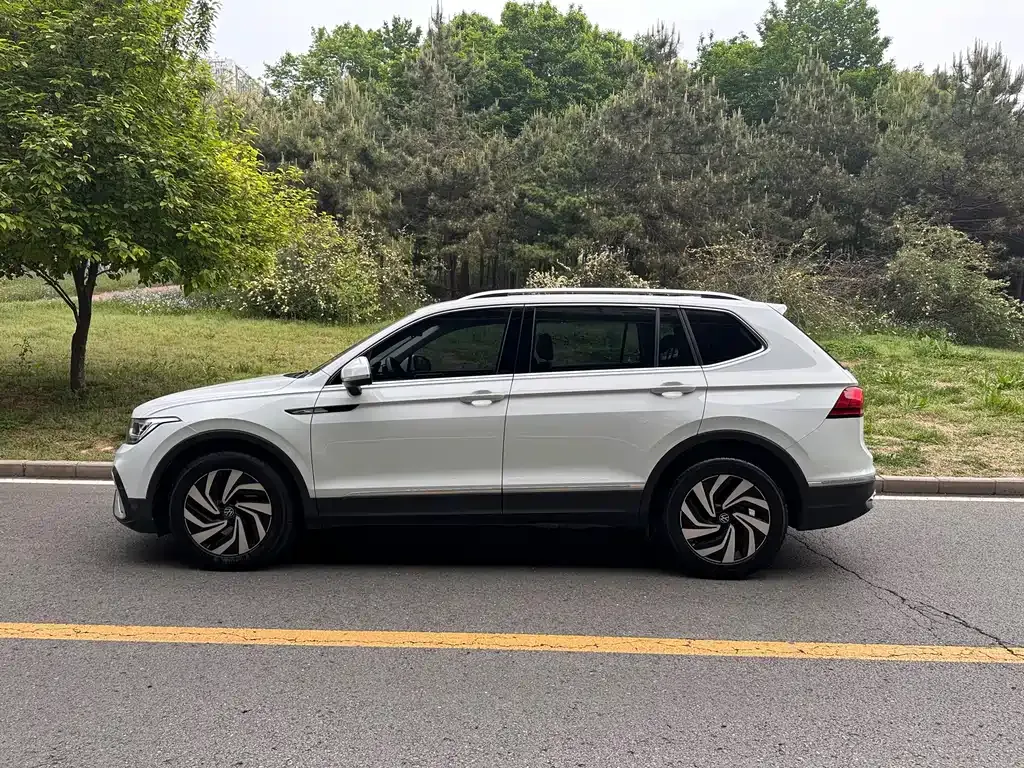 Volkswagen Tiguan L — фото 9