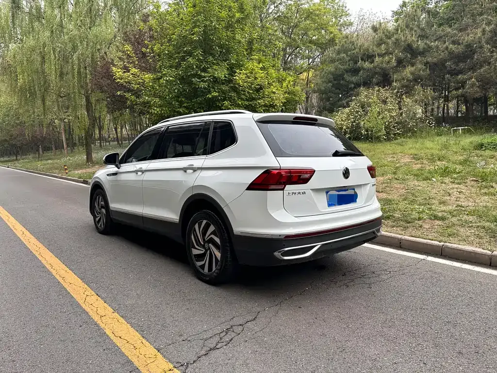 Volkswagen Tiguan L — фото 7