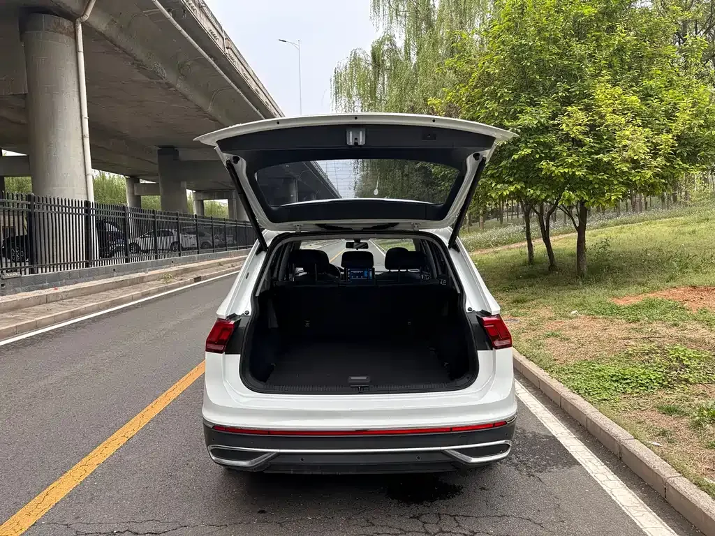 Volkswagen Tiguan L — фото 8