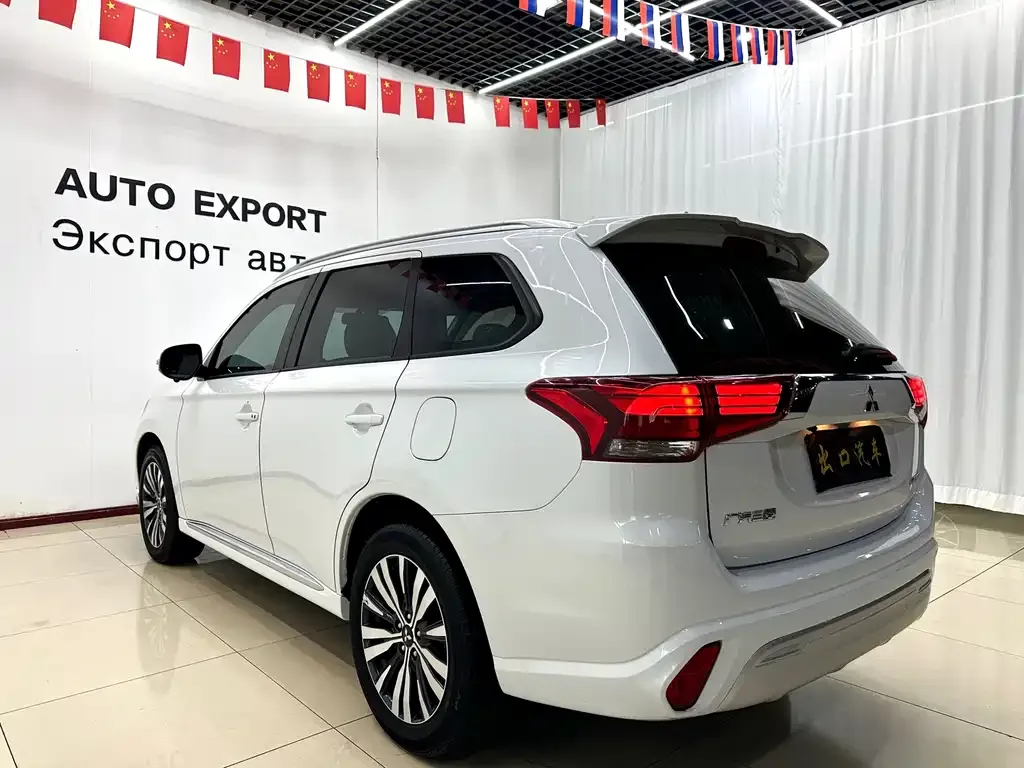 Mitsubishi Outlander — фото 10