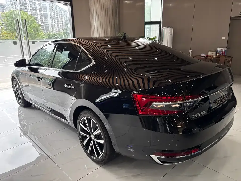Skoda Superb — фото 8