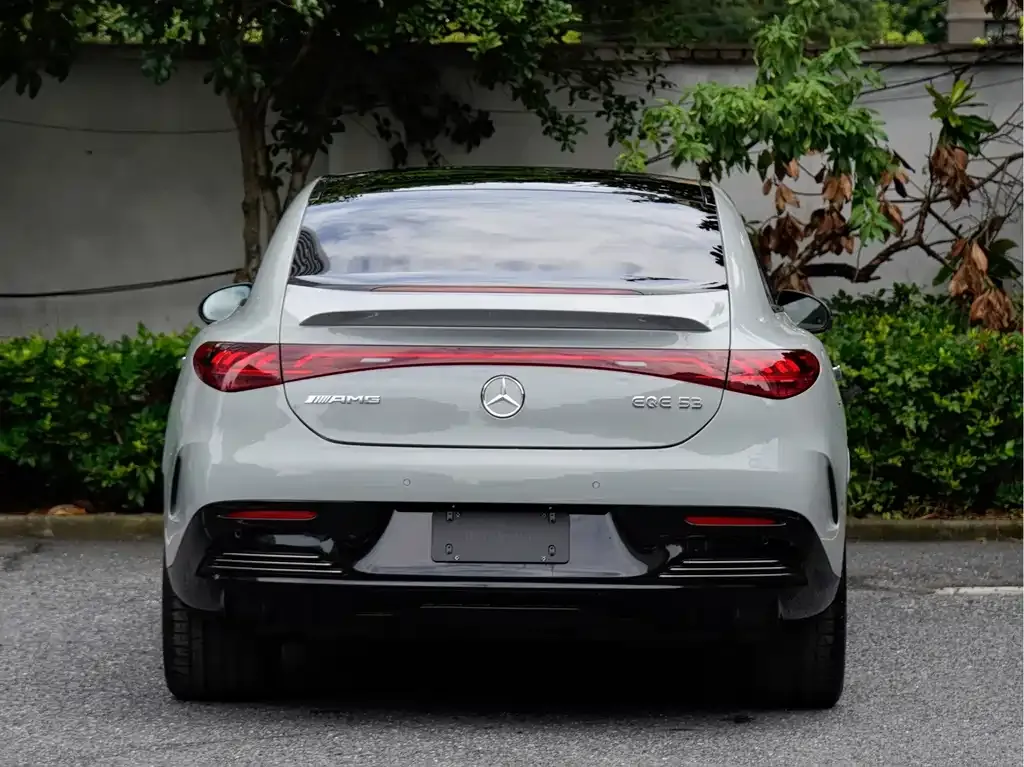 Mercedes-Benz EQE AMG — фото 7