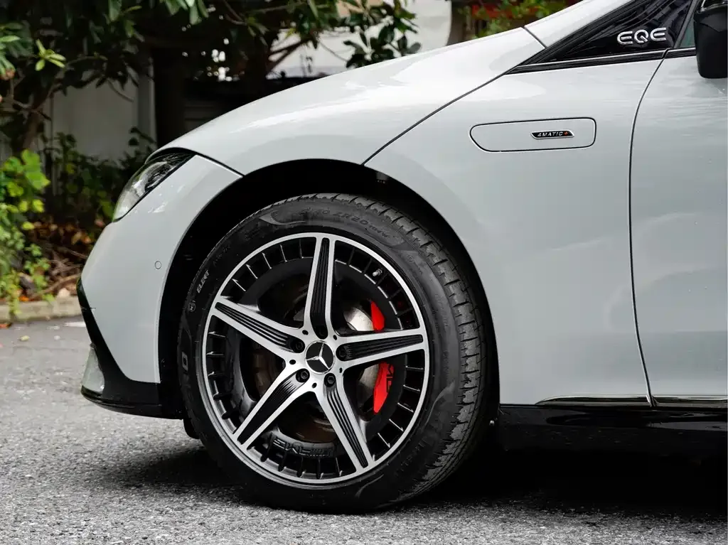 Mercedes-Benz EQE AMG — фото 4