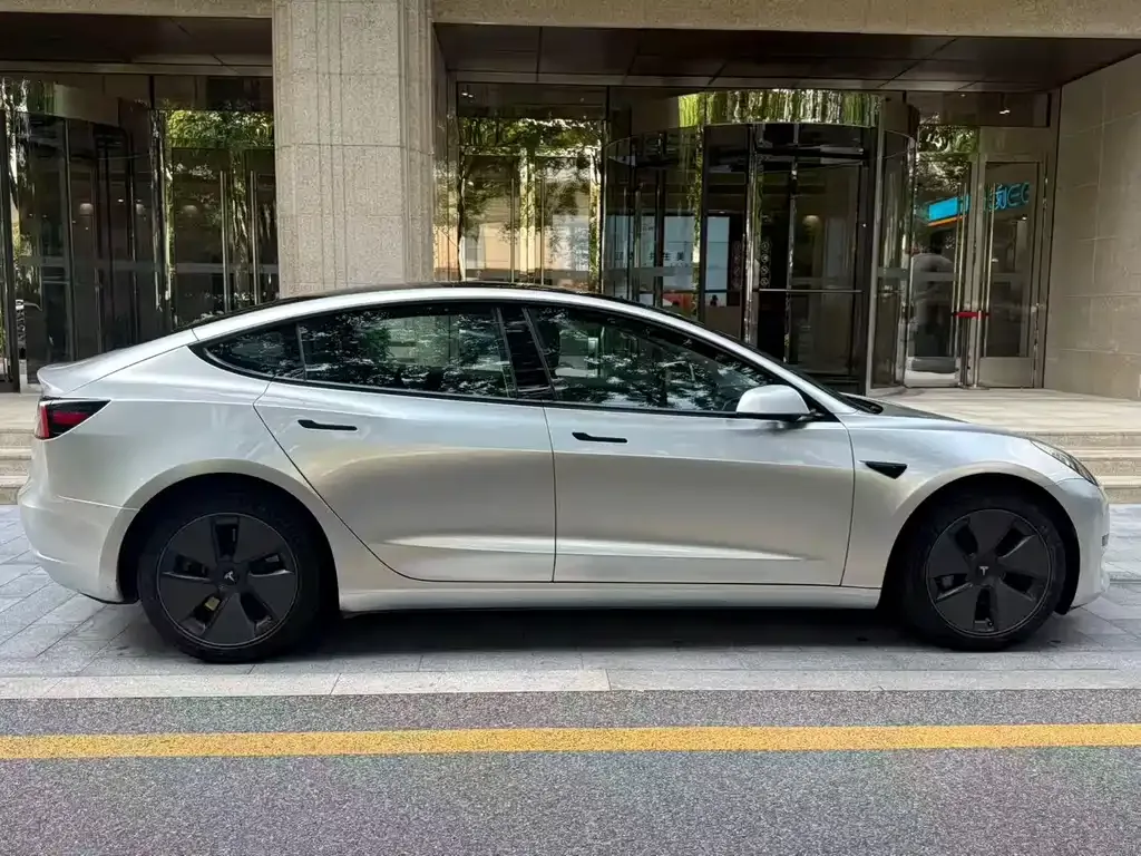 Tesla Model 3 — фото 8