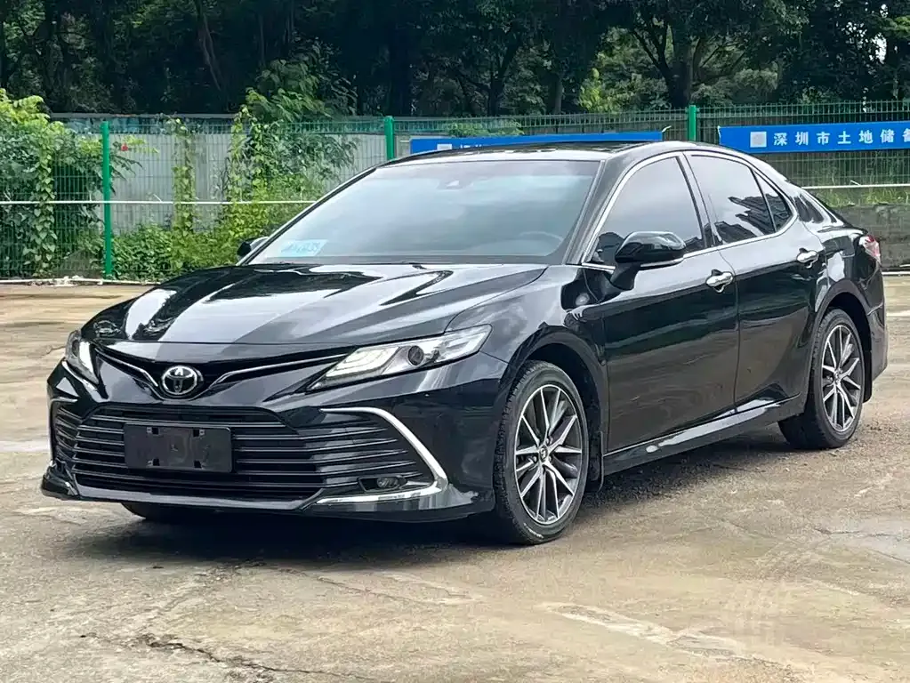 Toyota Camry — фото 1