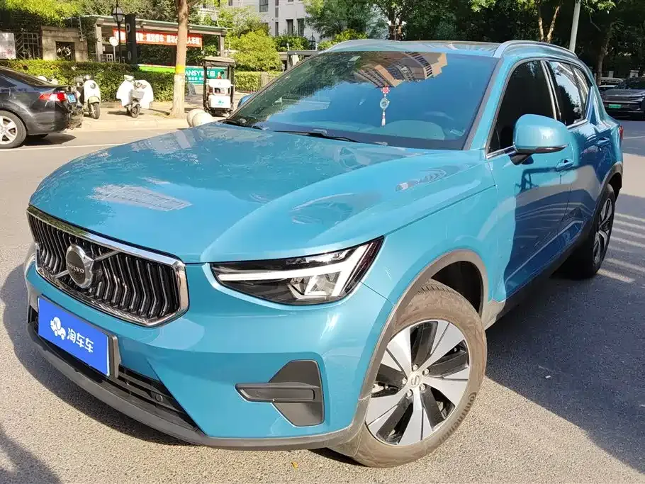 Volvo XC40 — фото 1