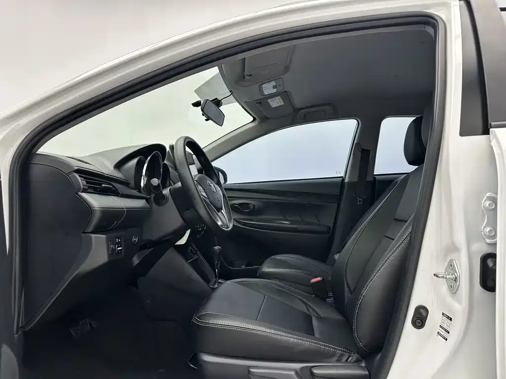 Toyota Yaris L — фото 9