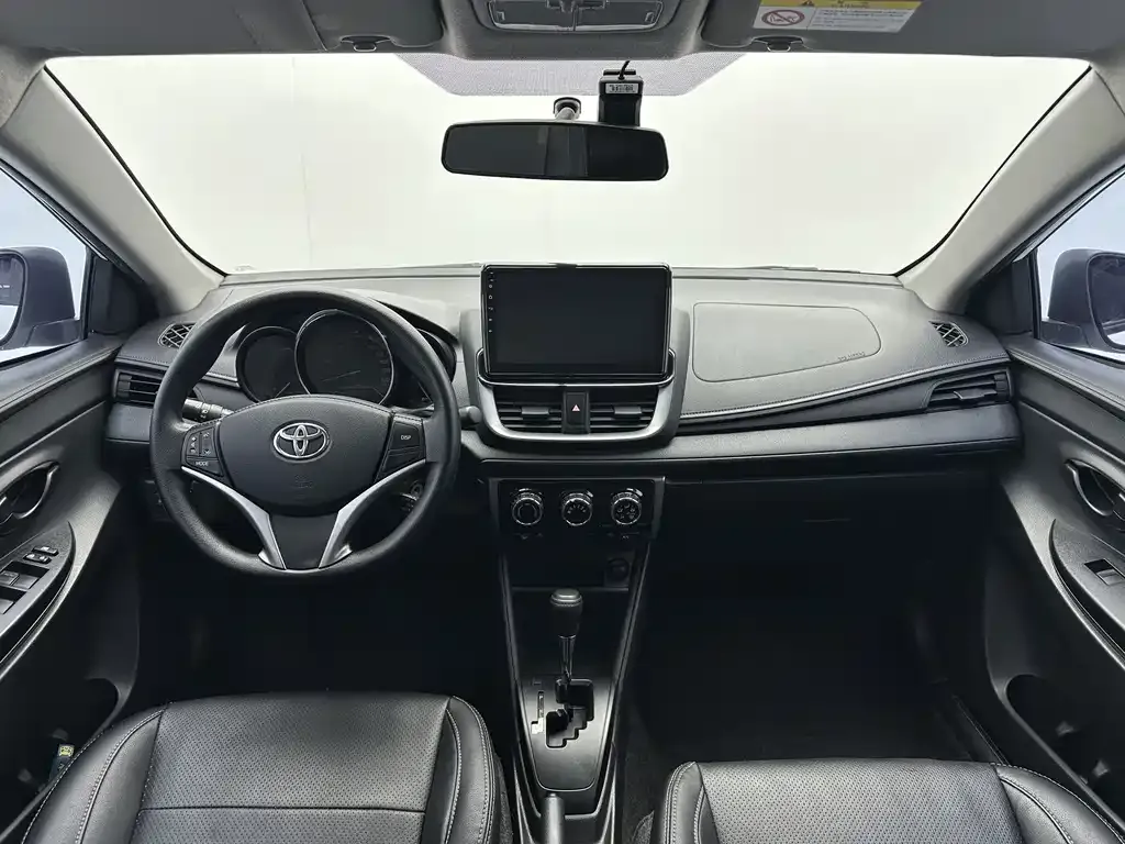 Toyota Yaris L — фото 10