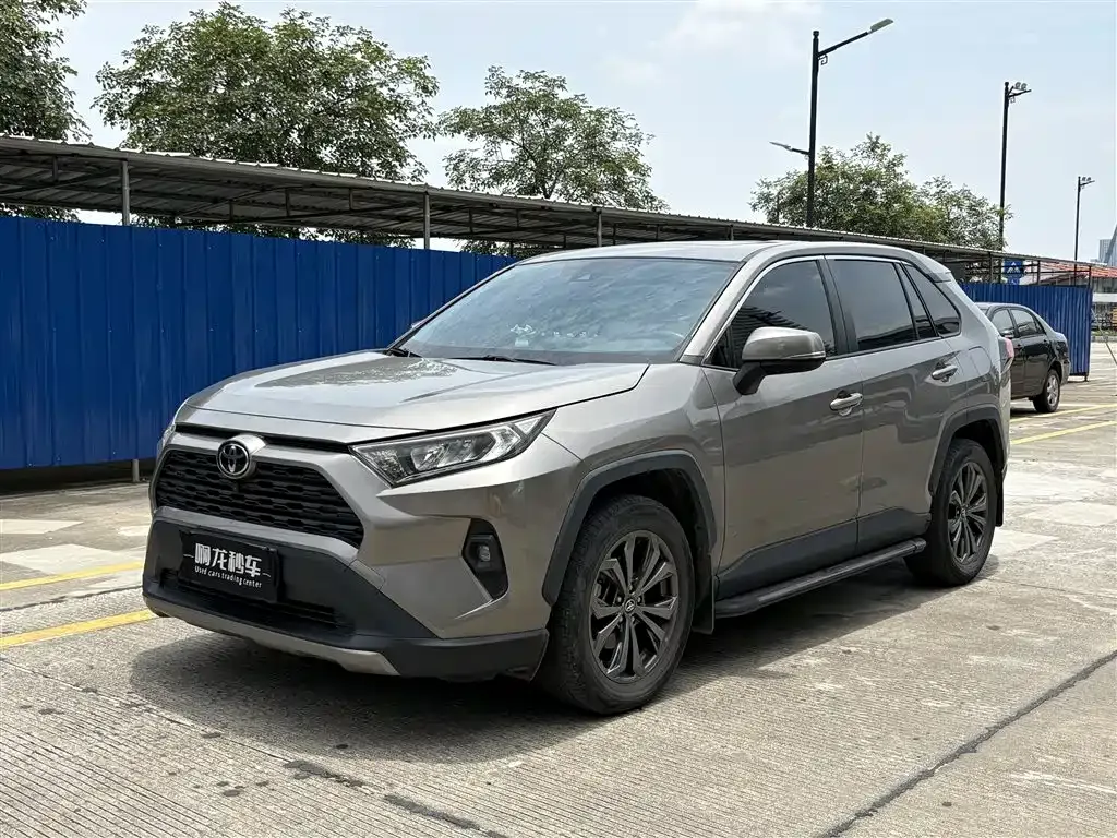 Toyota RAV4 — фото 1