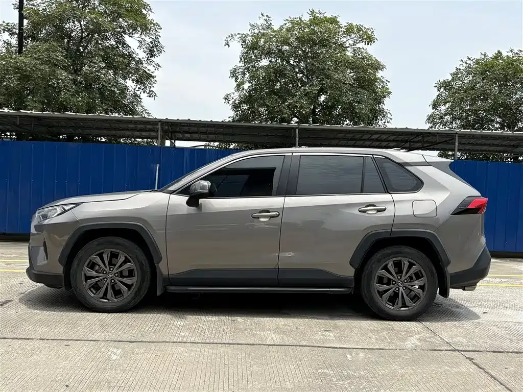 Toyota RAV4 — фото 6