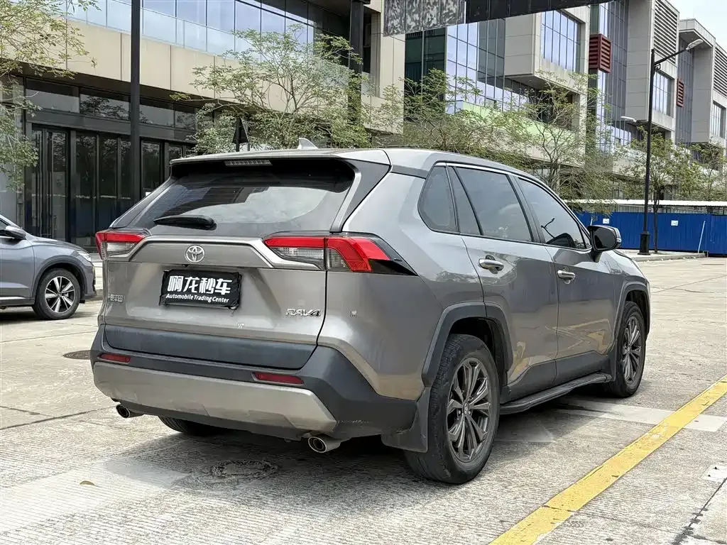 Toyota RAV4 — фото 5
