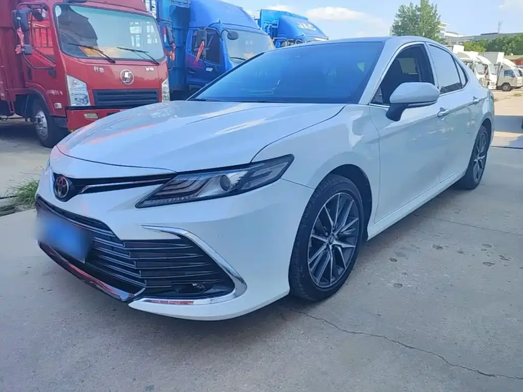 Toyota Camry — фото 1