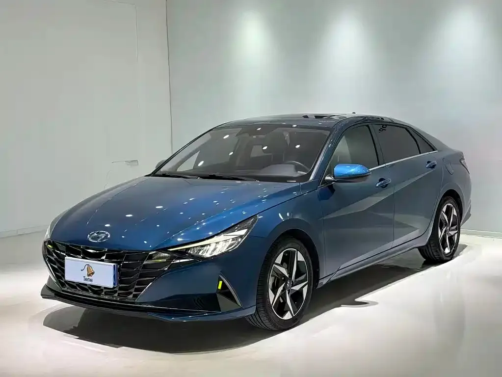 Hyundai Elantra — фото 1