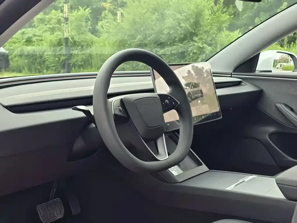 Tesla Model 3 — фото 10