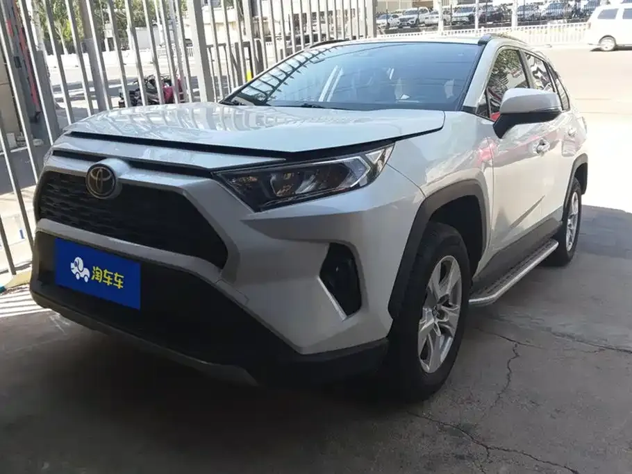 Toyota RAV4 — фото 1