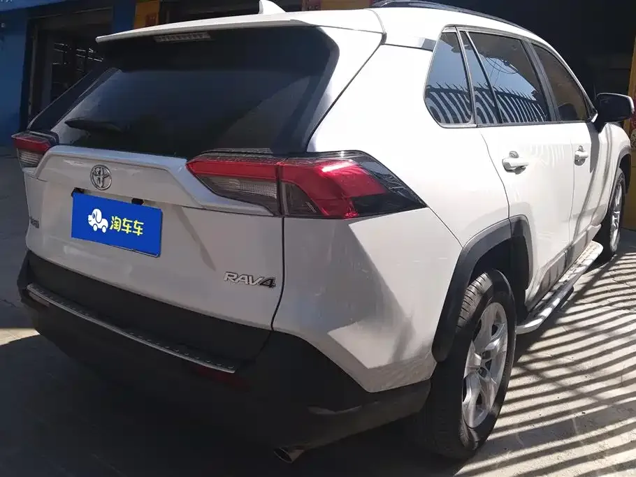 Toyota RAV4 — фото 8