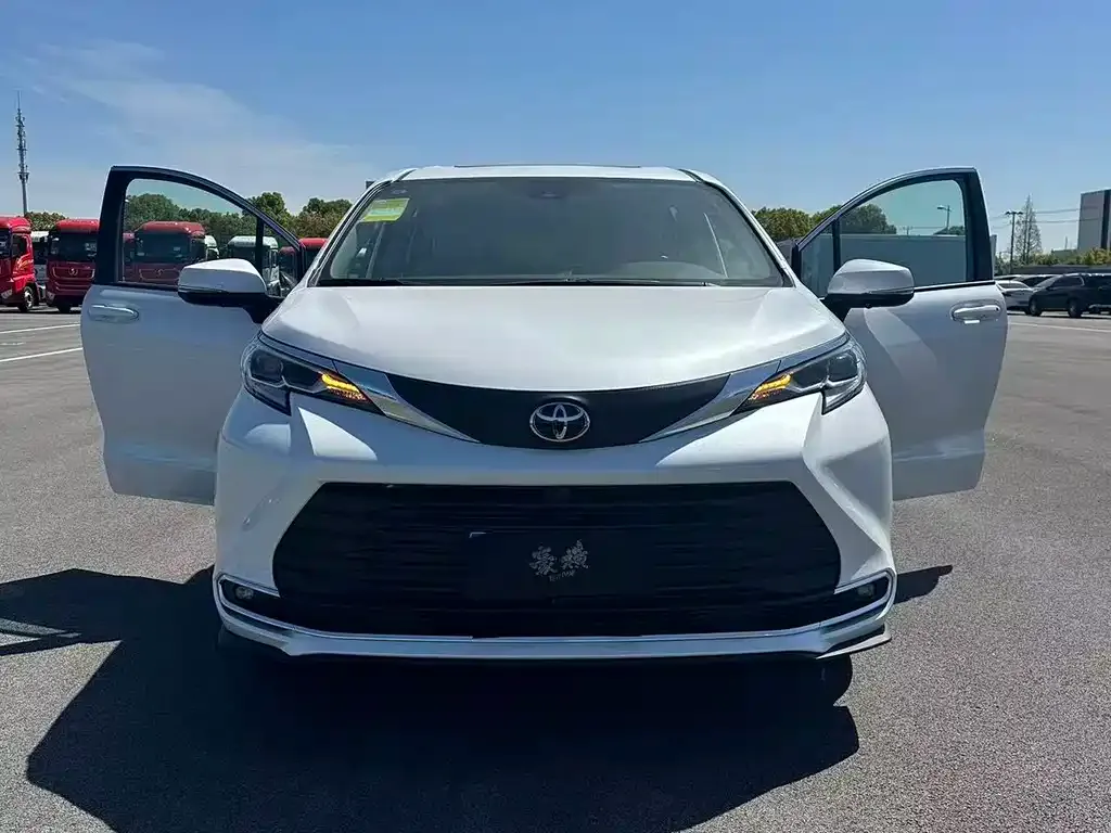 Toyota Sienna — фото 1