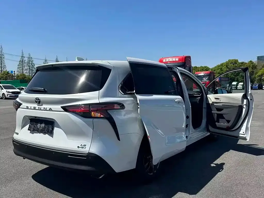 Toyota Sienna — фото 9