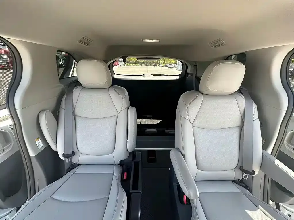 Toyota Sienna — фото 3