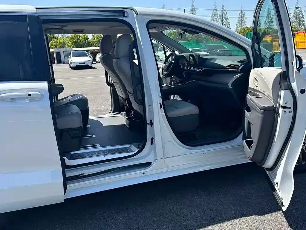 Toyota Sienna — фото 10