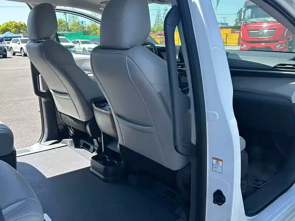 Toyota Sienna — фото 7