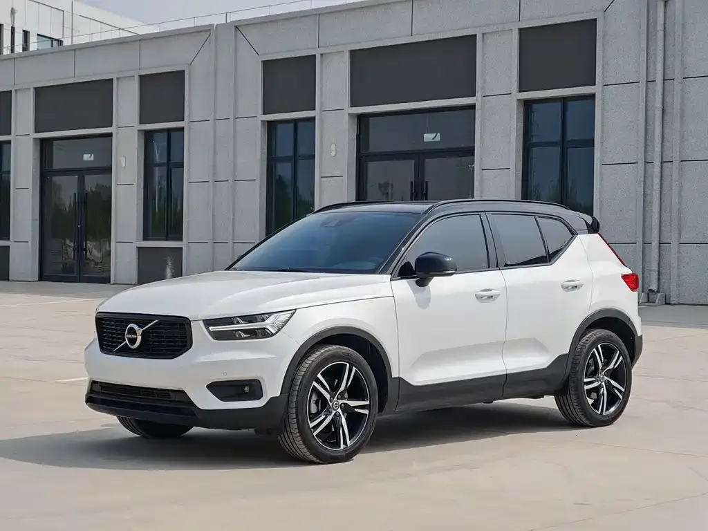 Volvo XC40 — фото 1