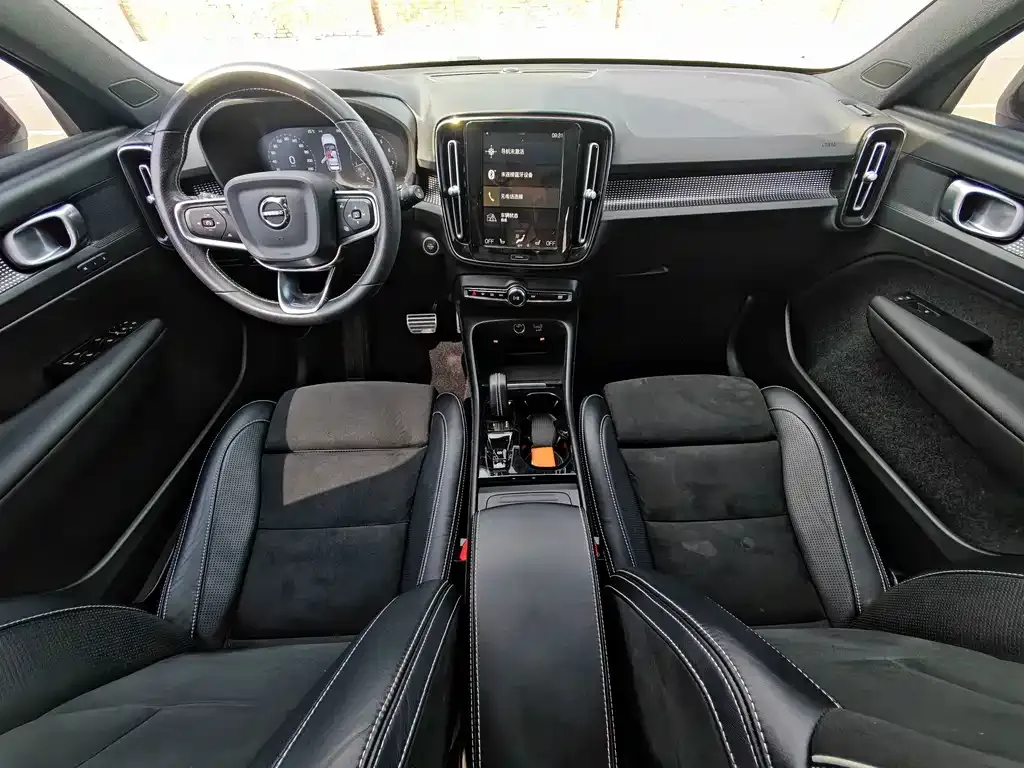 Volvo XC40 — фото 10