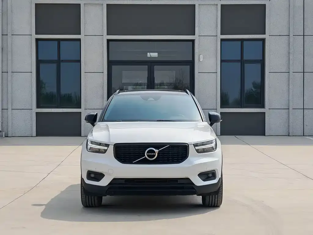 Volvo XC40 — фото 3