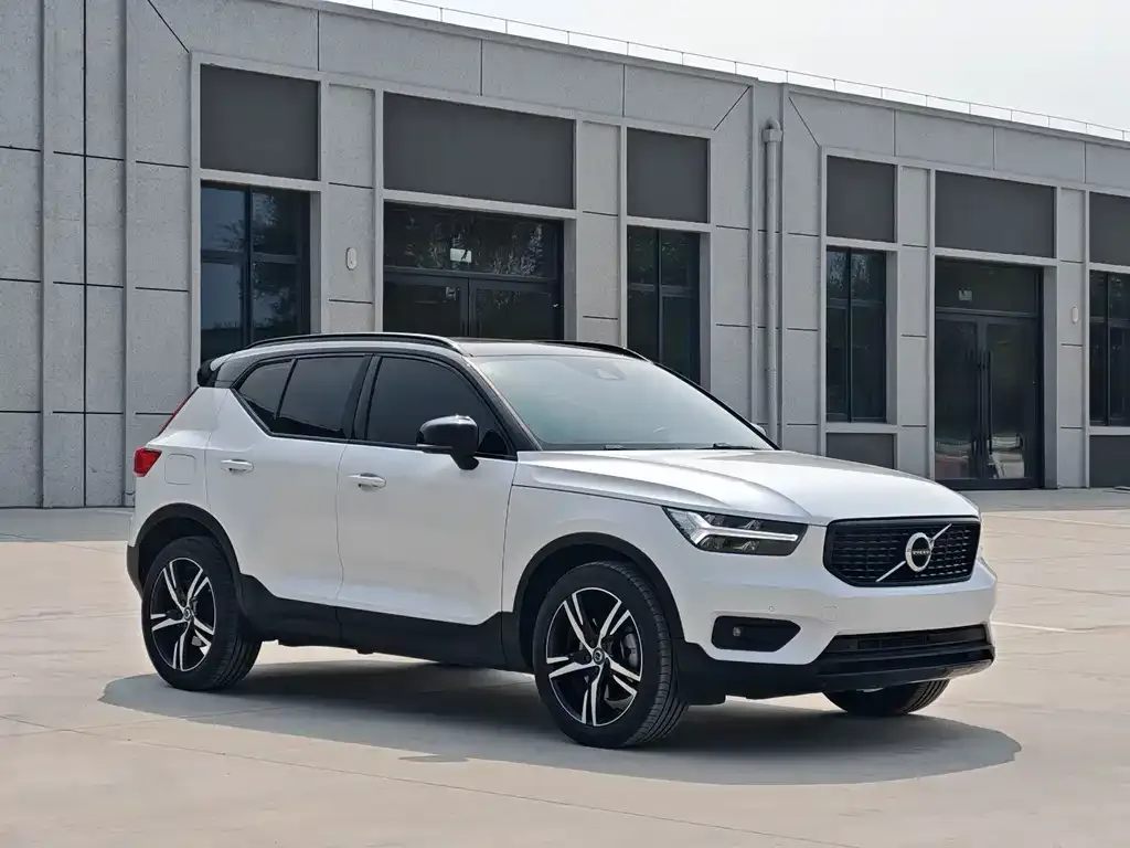 Volvo XC40 — фото 9