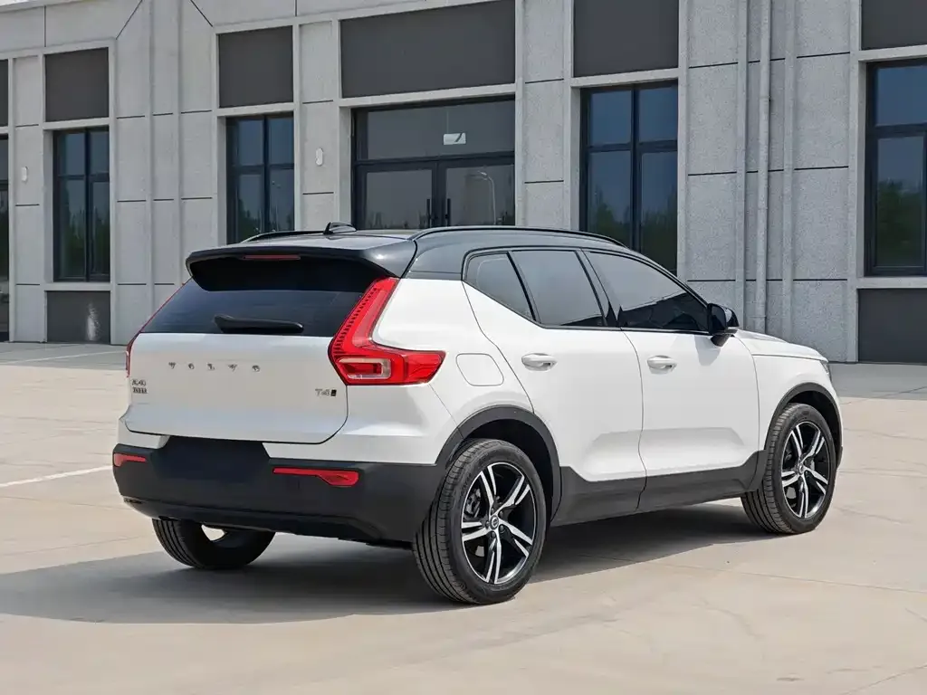 Volvo XC40 — фото 5