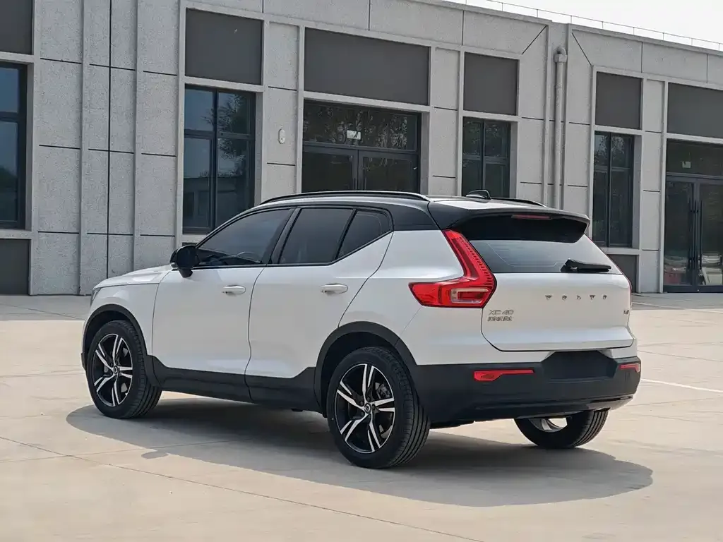 Volvo XC40 — фото 4