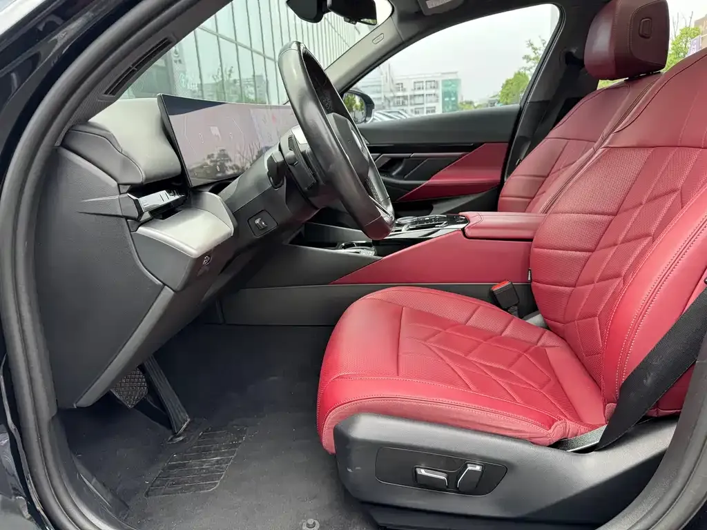 BMW 5 Series 2024 из CN, фото 3
