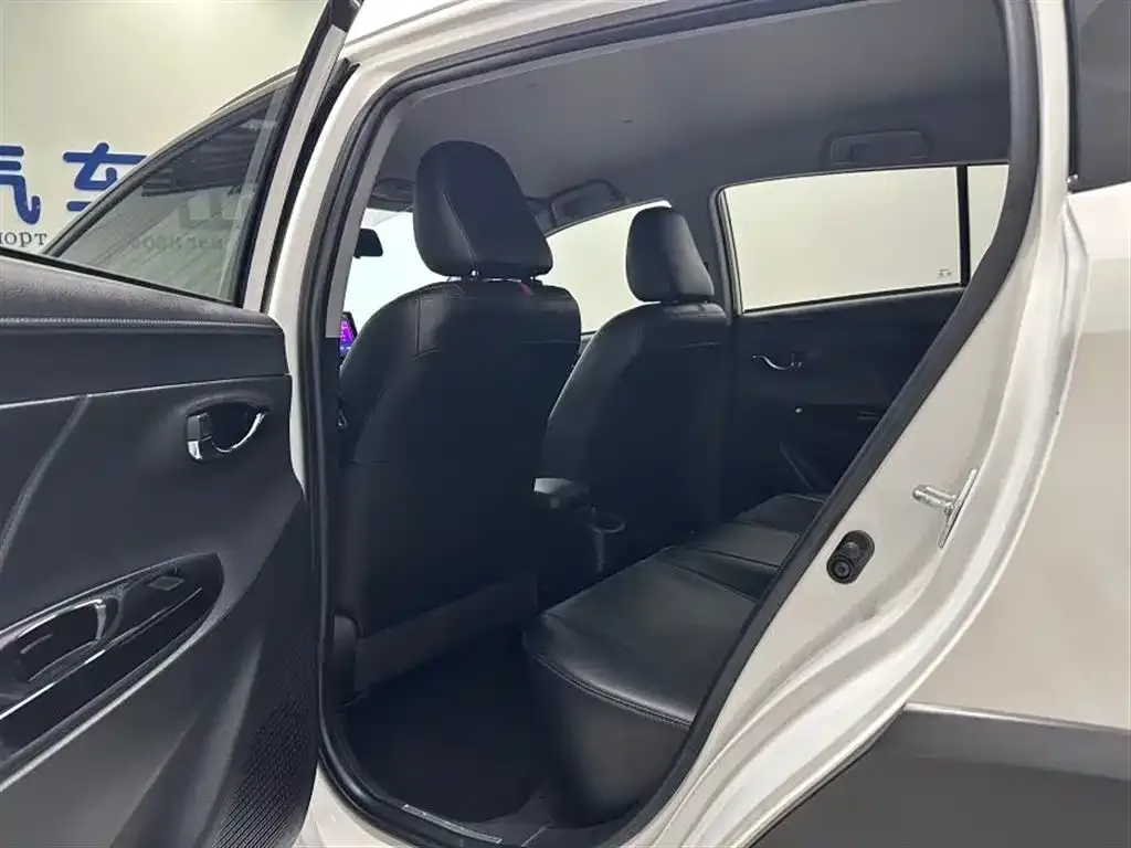 Toyota Yaris L — фото 3