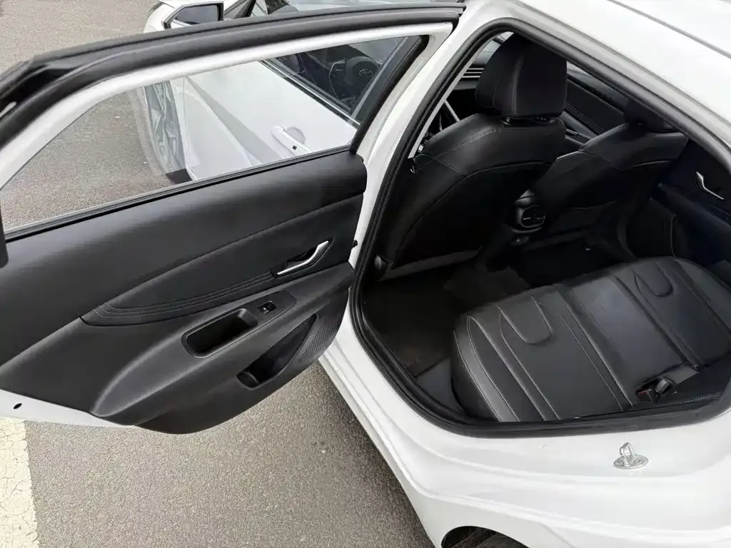 Hyundai Elantra — фото 8