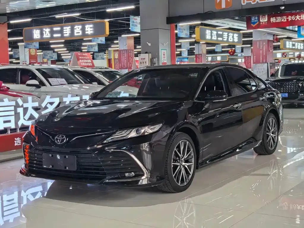 Toyota Camry — фото 1