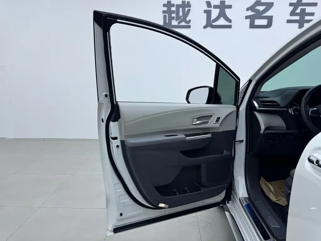 Toyota Granvia — фото 2