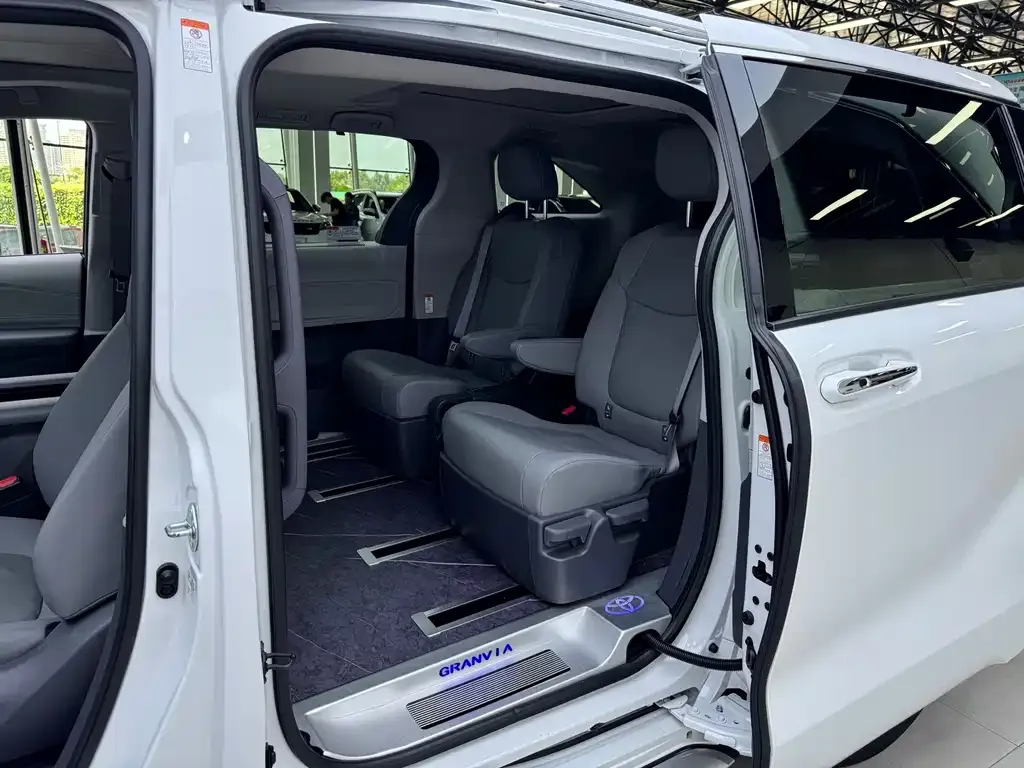 Toyota Granvia — фото 6